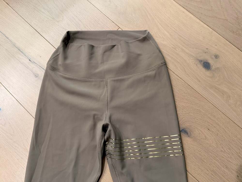 Alo Yoga High-Waist Vapor Leggings with Metallic Stripe Detail - Picture 2 of 10